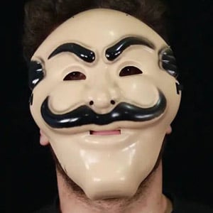 نقاب مرد سیبیل دار
